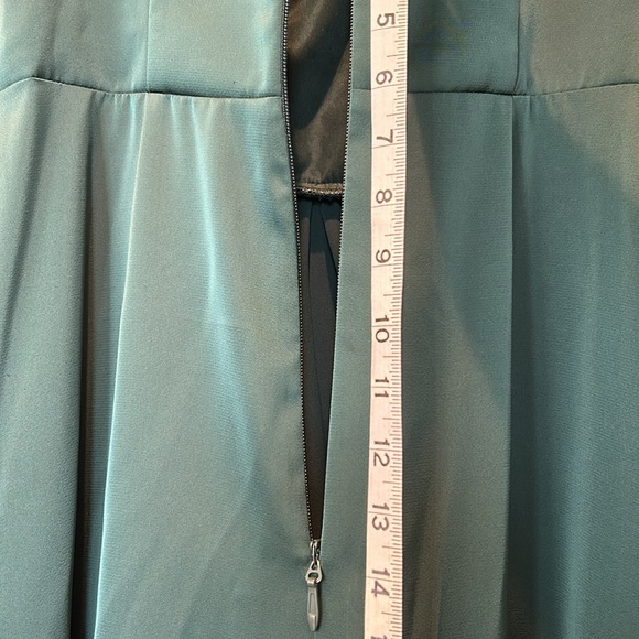 Azazie emerald green maxi dress. Size A10. Official color name is PINE - Picture 7 of 13